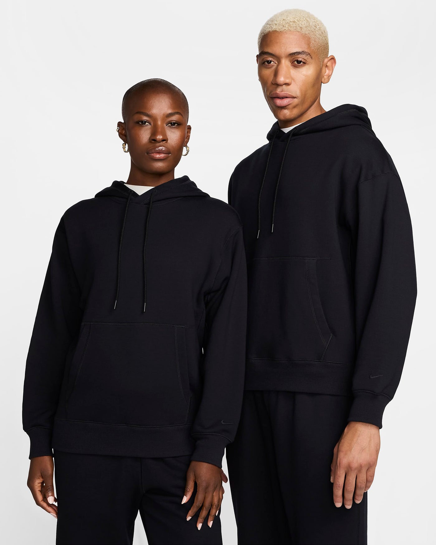 ESSENTIAL BLACK HOODIE